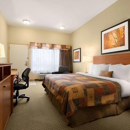 Ramada By Wyndham Drayton Valley Екстериор снимка