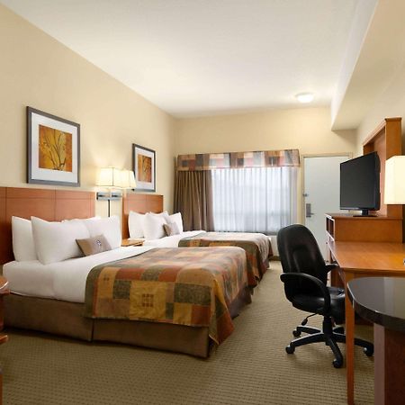 Ramada By Wyndham Drayton Valley Екстериор снимка