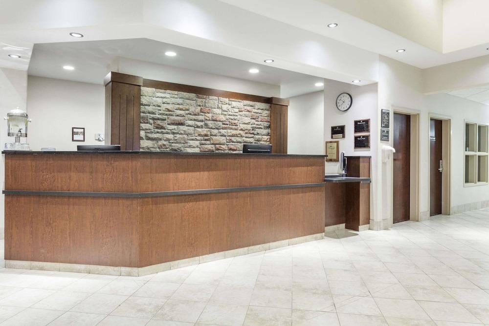 Ramada By Wyndham Drayton Valley Екстериор снимка