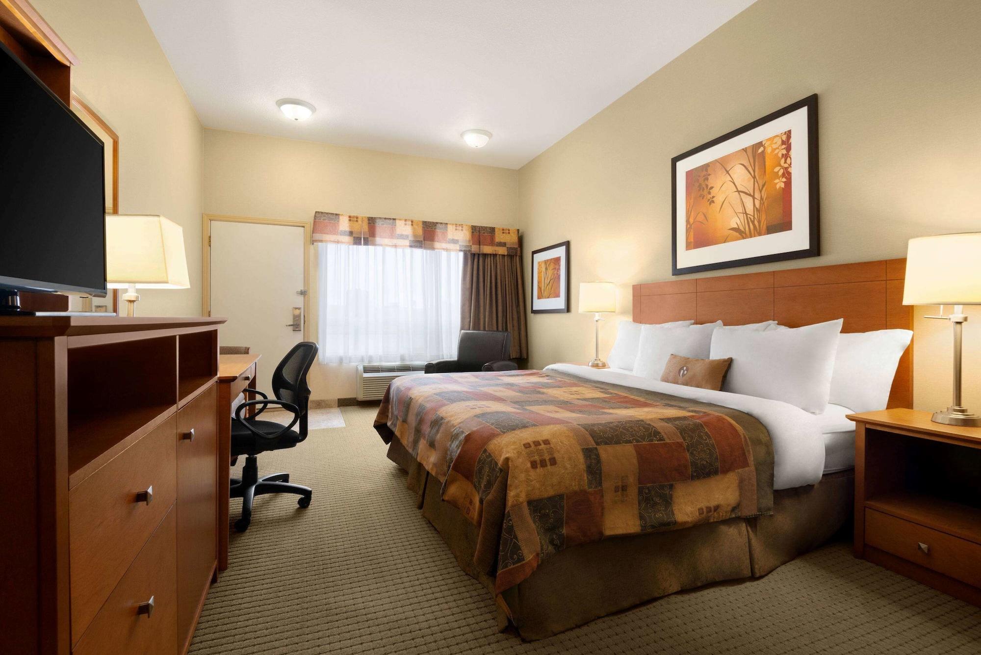 Ramada By Wyndham Drayton Valley Екстериор снимка