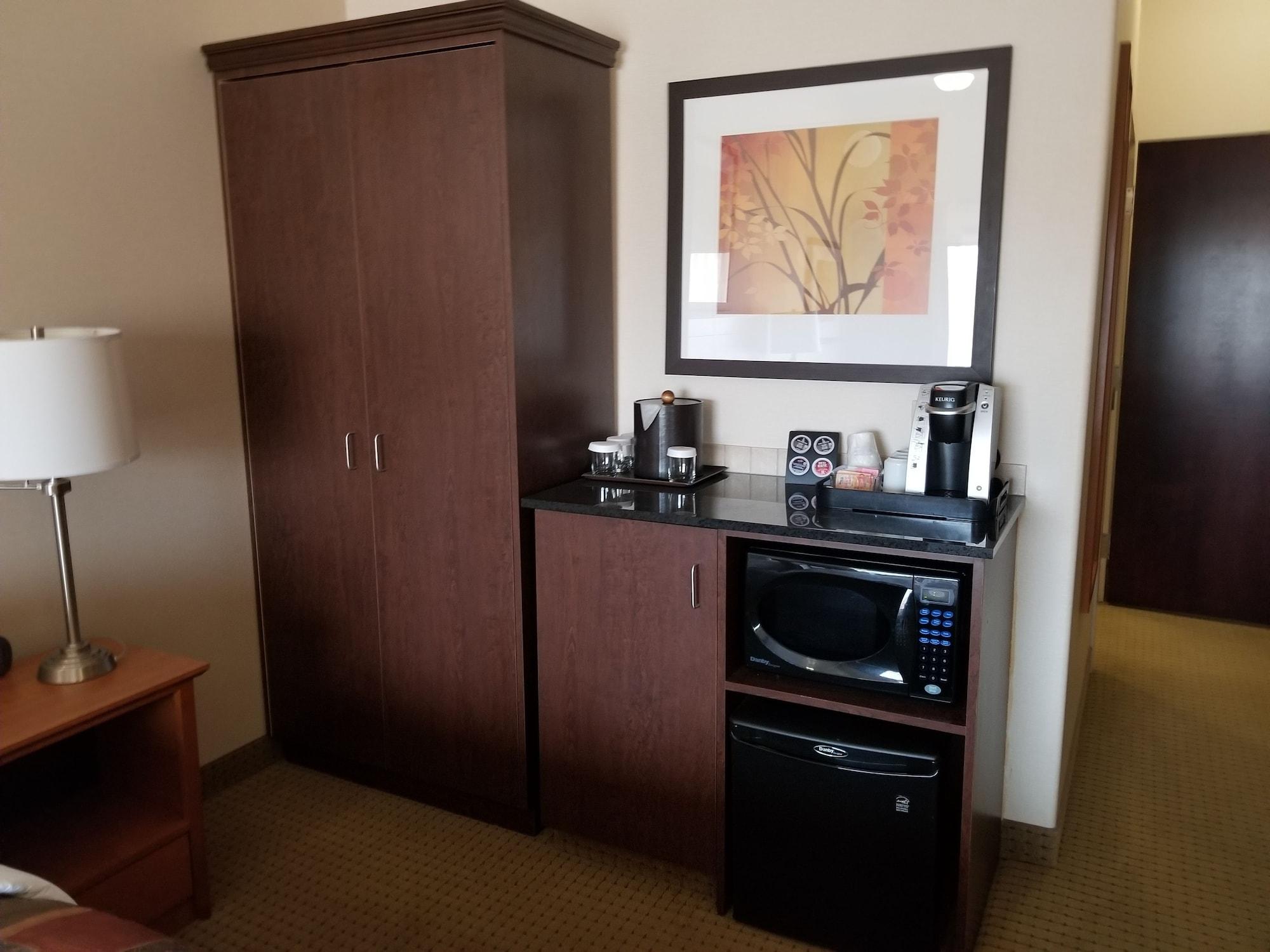 Ramada By Wyndham Drayton Valley Екстериор снимка