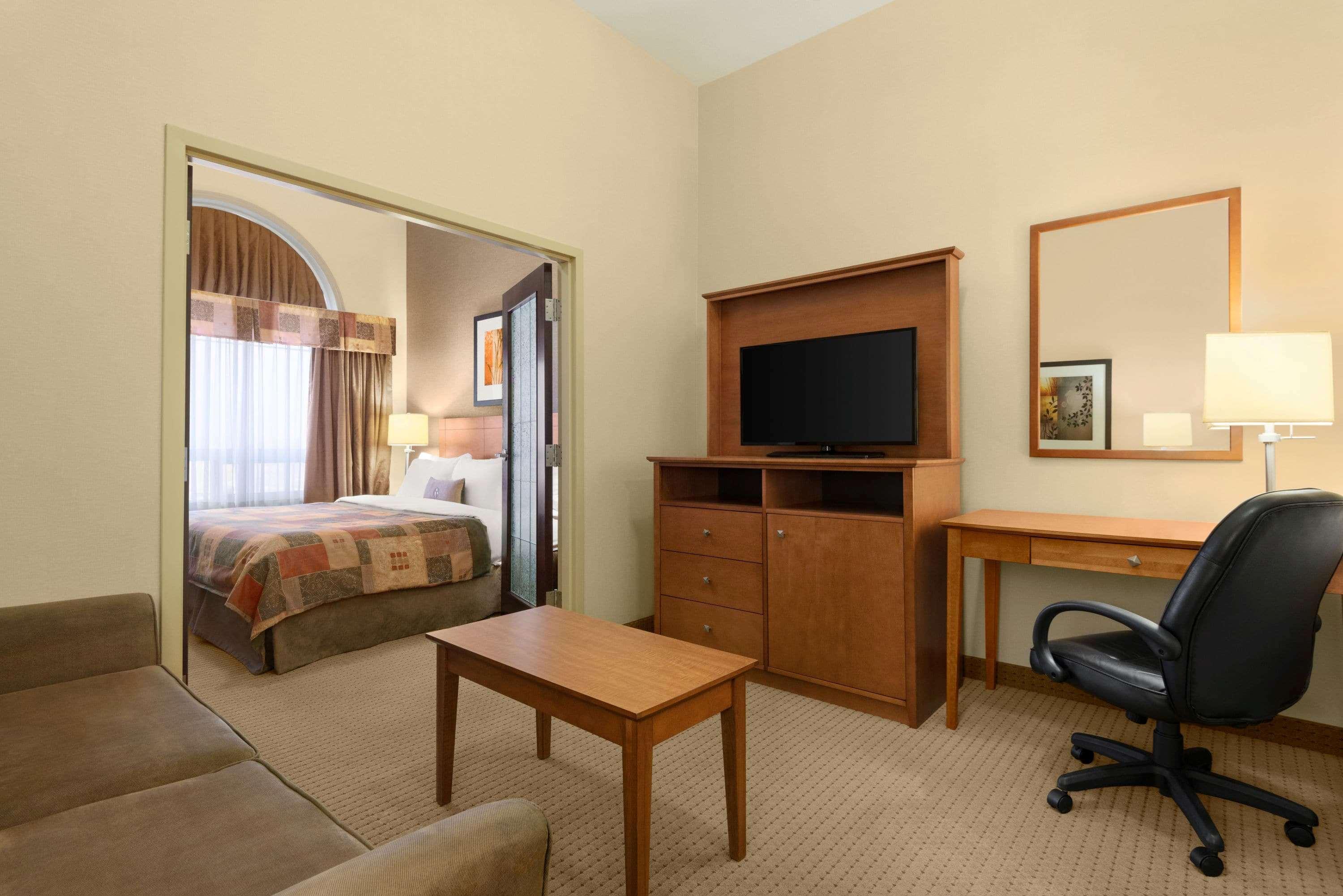 Ramada By Wyndham Drayton Valley Екстериор снимка