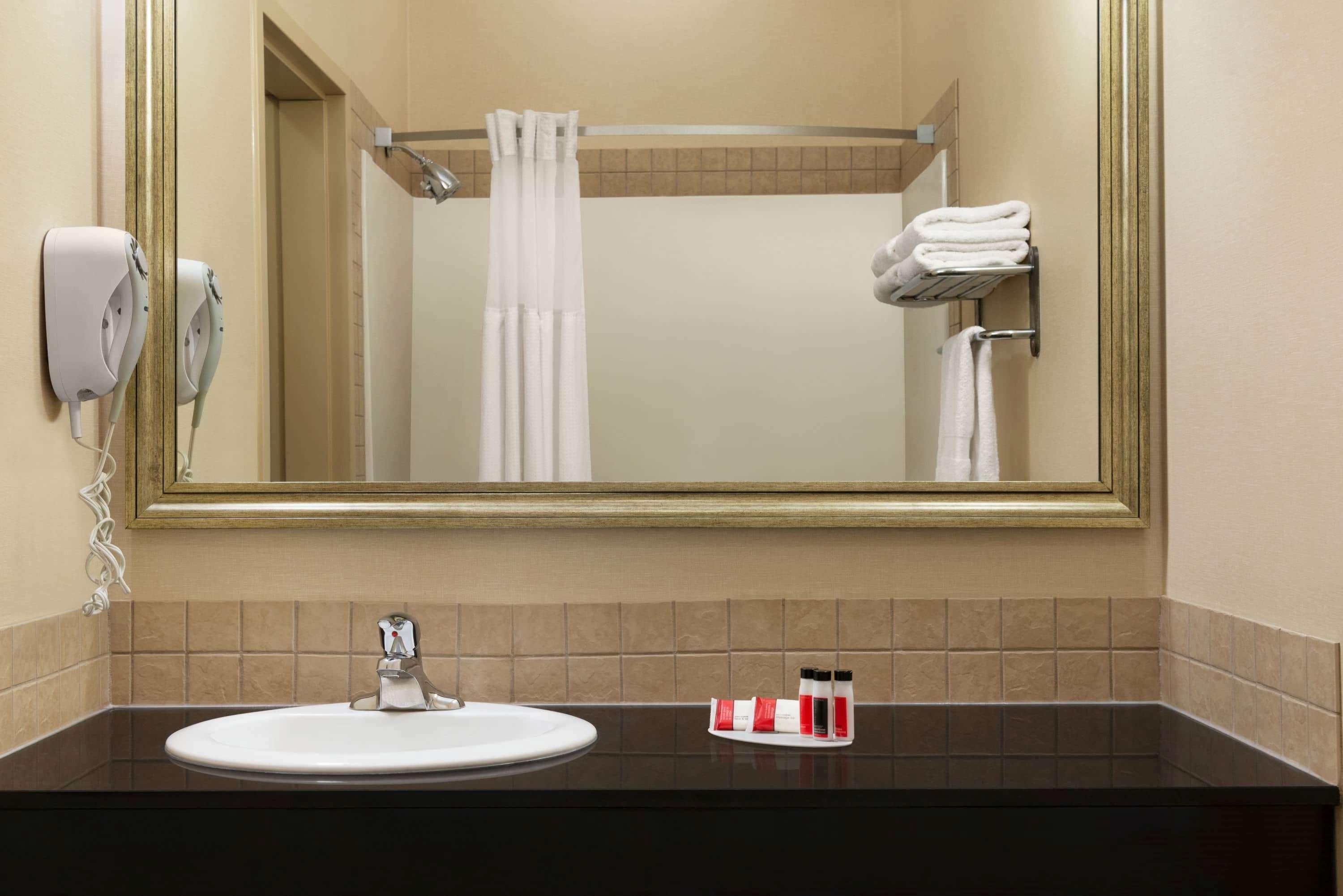 Ramada By Wyndham Drayton Valley Екстериор снимка