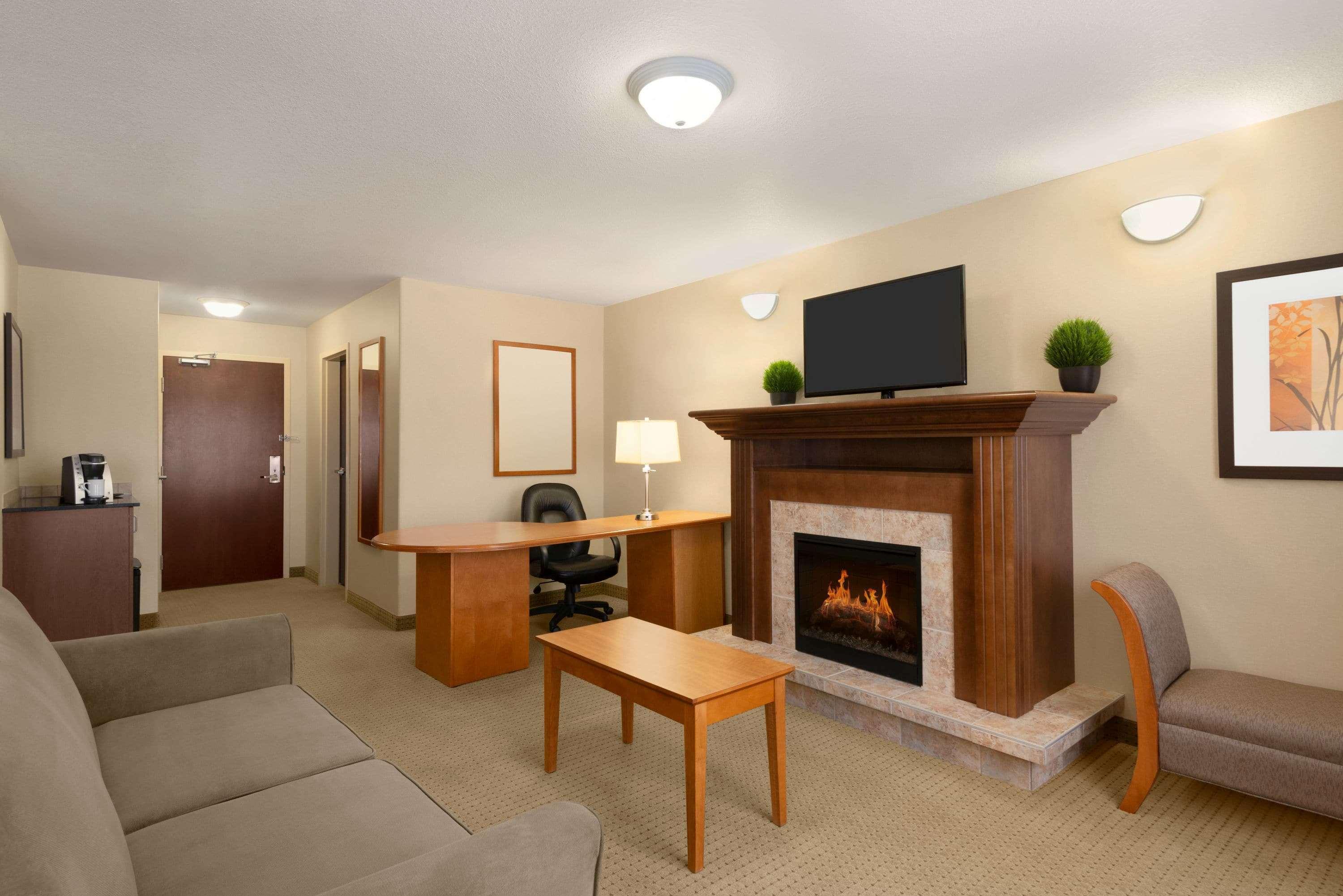 Ramada By Wyndham Drayton Valley Екстериор снимка