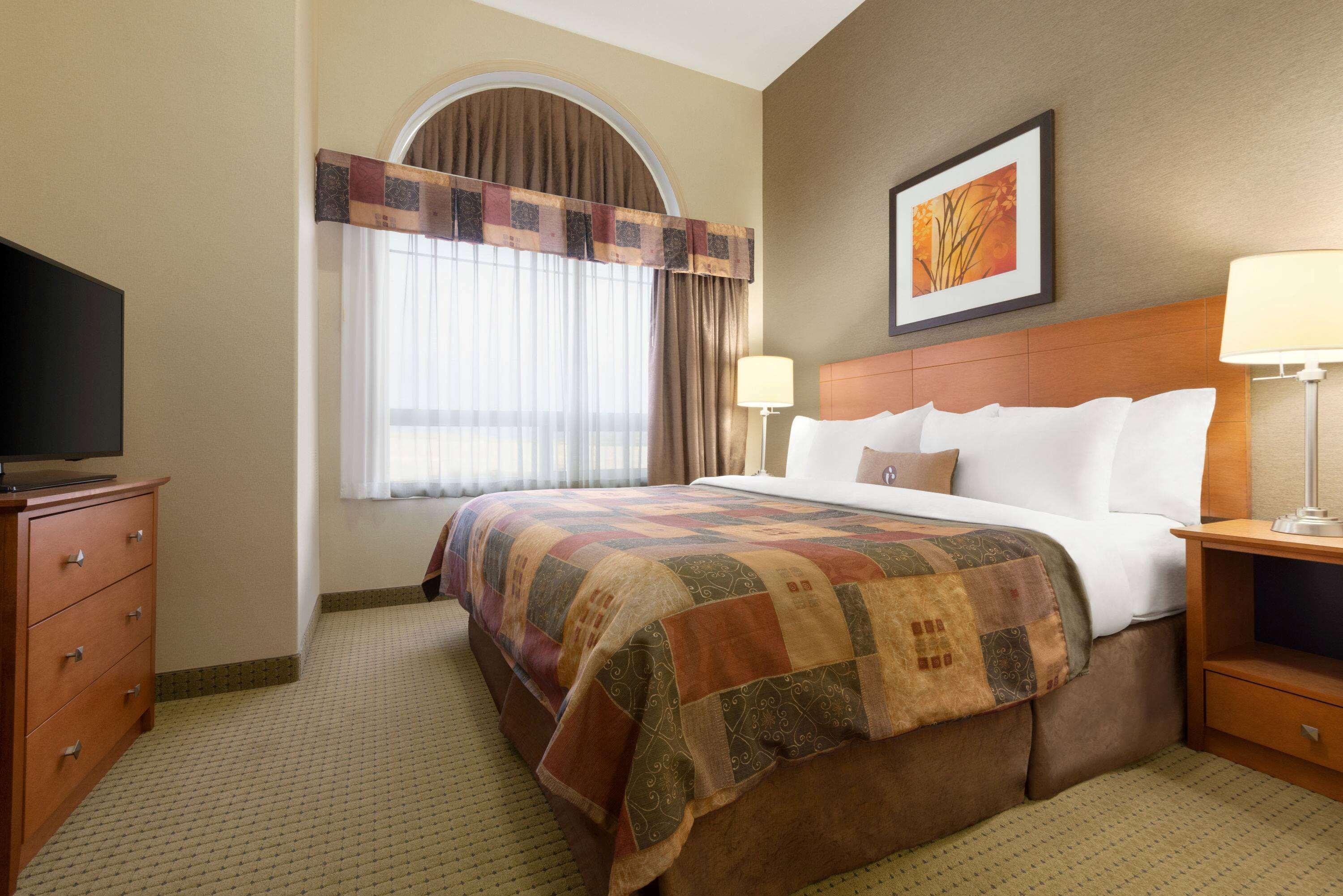 Ramada By Wyndham Drayton Valley Екстериор снимка
