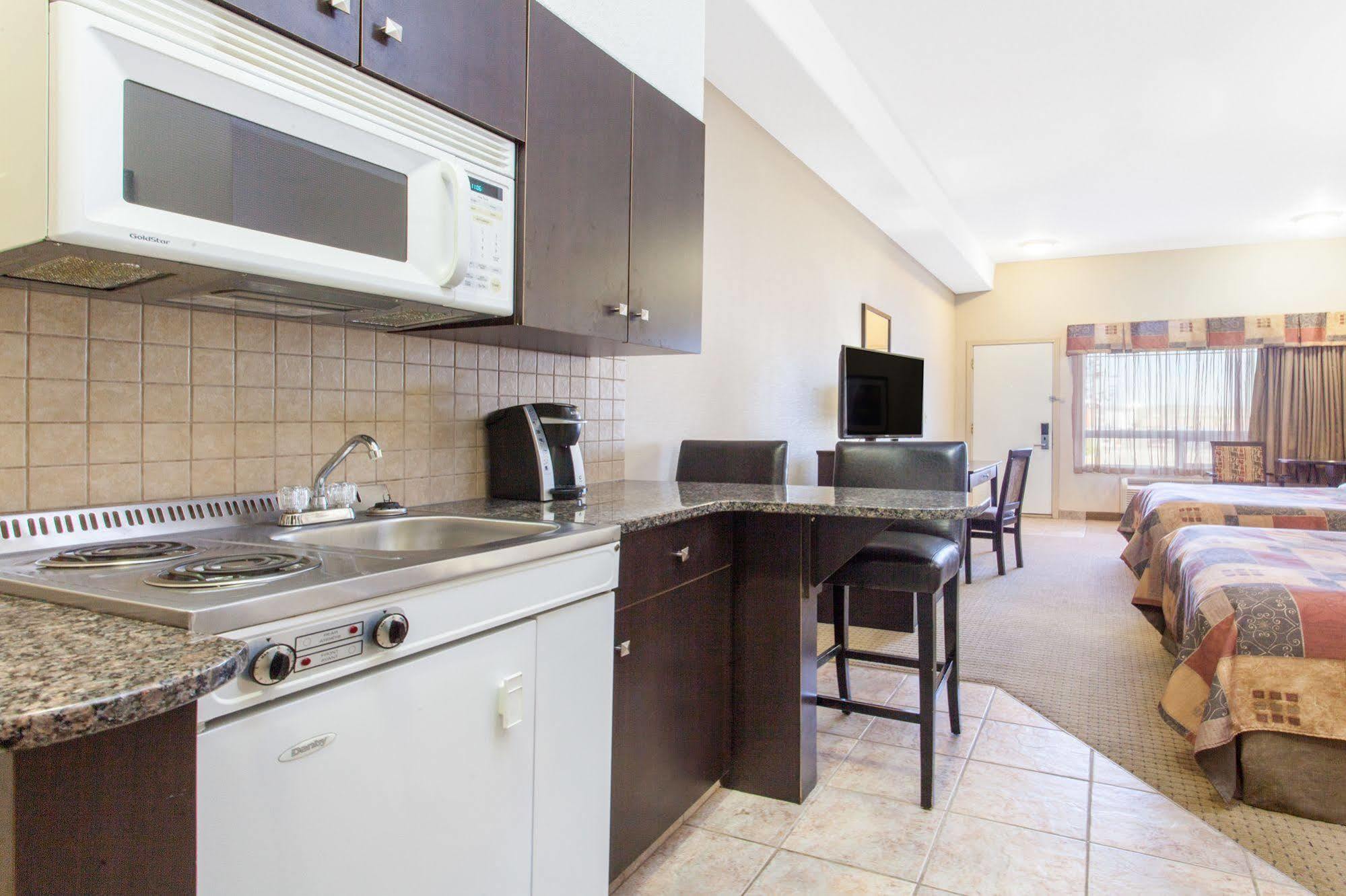Ramada By Wyndham Drayton Valley Екстериор снимка