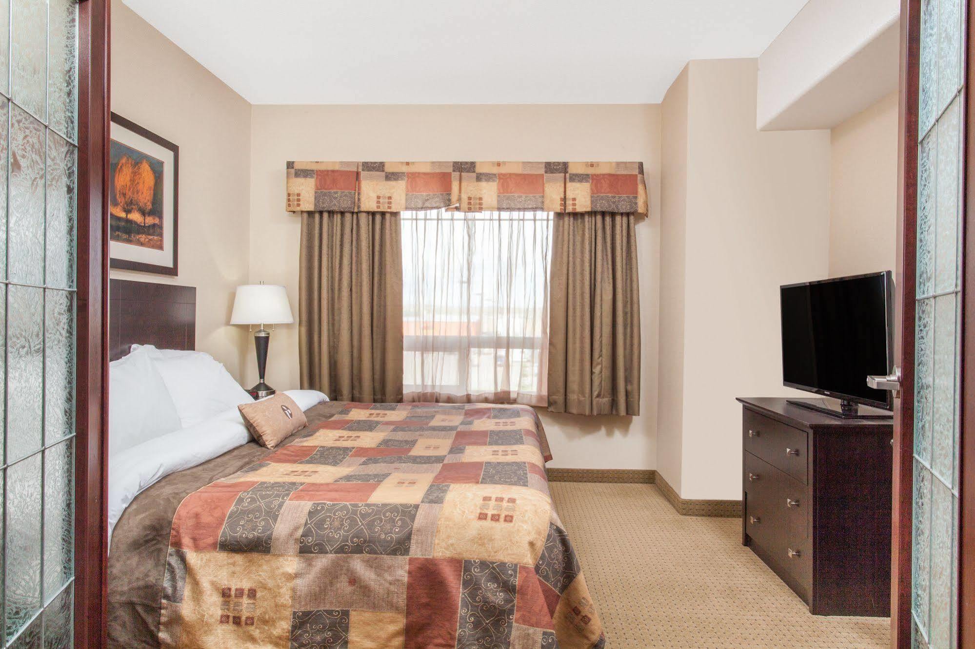 Ramada By Wyndham Drayton Valley Екстериор снимка
