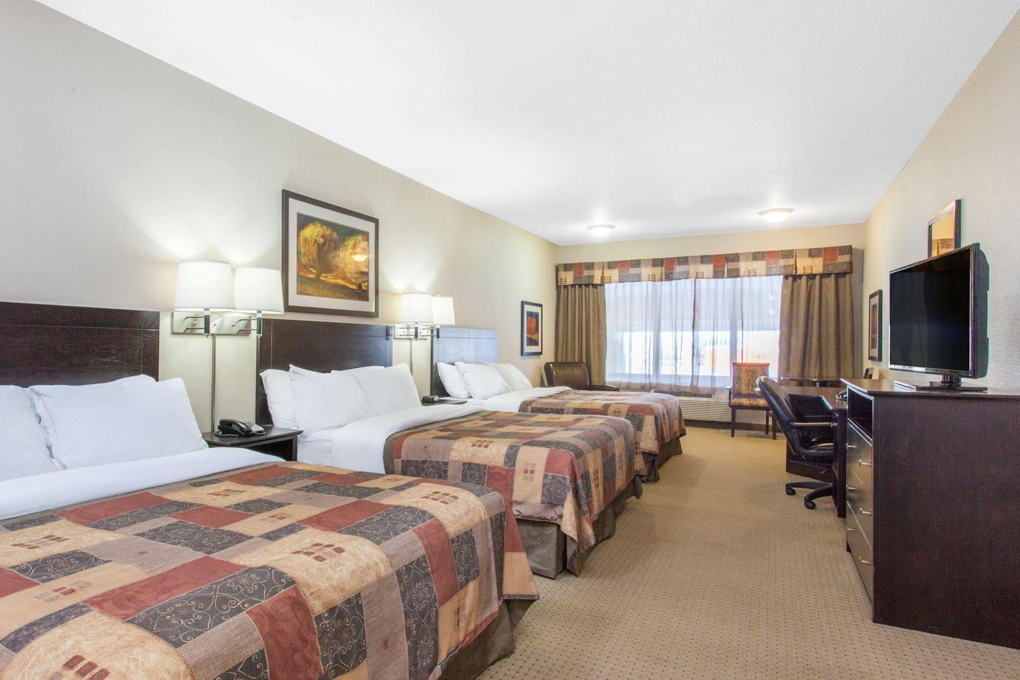 Ramada By Wyndham Drayton Valley Екстериор снимка